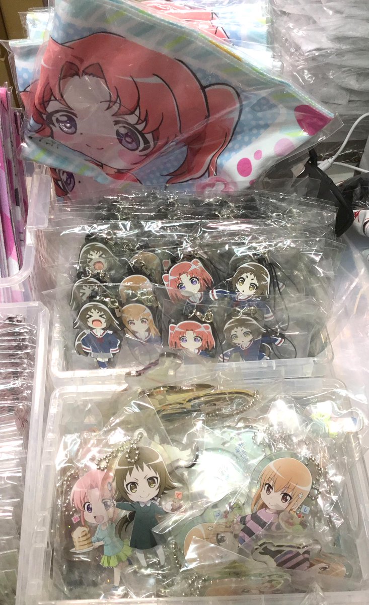 メニューに無い商品は以下の通りです。「未確認で進行形」・マフラータオル 2000円・ラバーストラップ8種セット 4000 メニューに無い商品は以下の通りです。「未確認で進行形」・マフラータオル 2000円・ラバーストラップ8種セット 4000