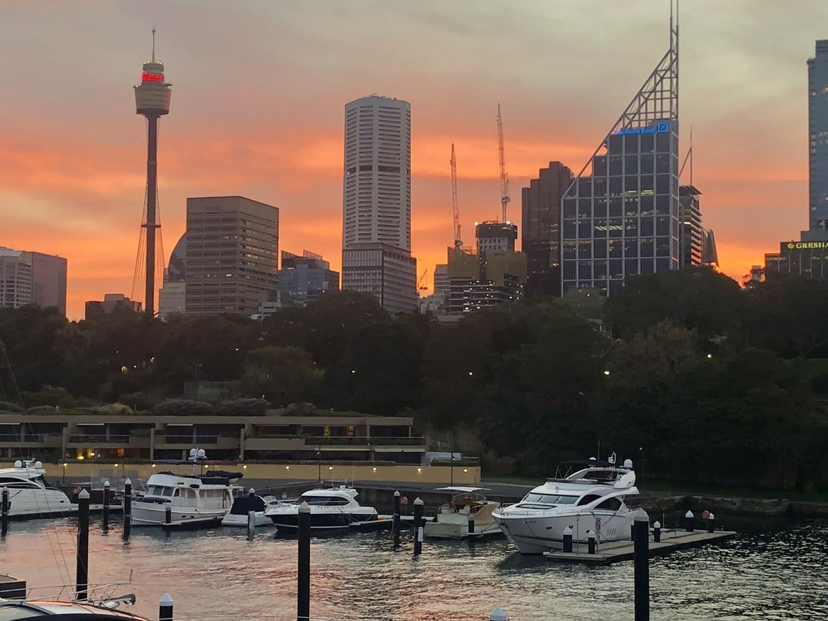 Beautiful sky over Woolloomooloo . If you’re heading to the game tonight, best of luck to you. @SSFCRABBITOHS https://t.co/6kUZbMGCAz