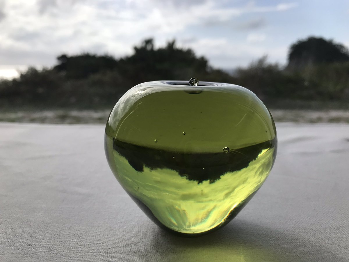 ガラスアートの体験をしました。1枚目リンゴのガラスは景色が逆さに写ってます。ガラス工房は、グラスリップでも工房体験してい ガラスアートの体験をしました。1枚目リンゴのガラスは景色が逆さに写ってます。ガラス工房は、グラスリップでも工房体験してい