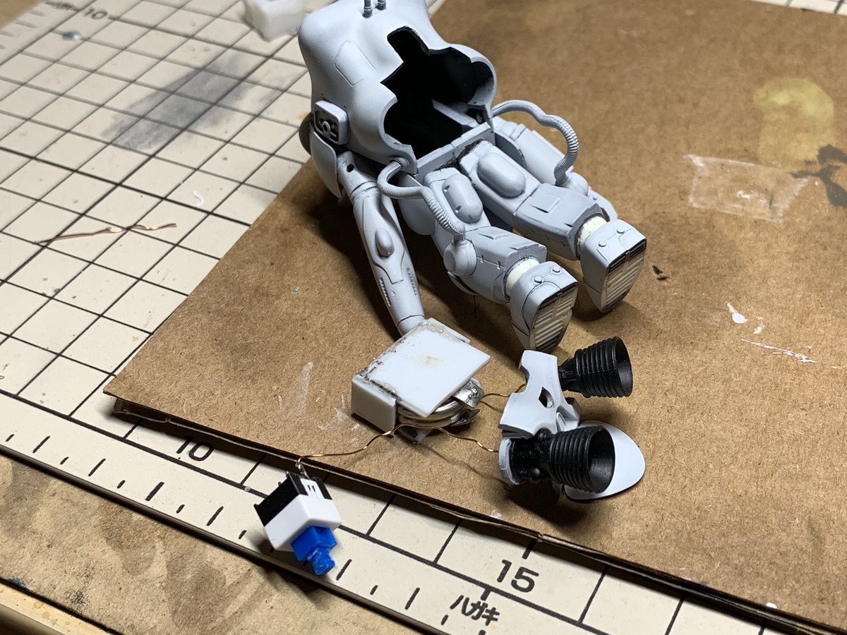 ルナダイバー付属の1/35ファイアボールSGに電飾組み込んでみました。小さなボディに電池boxとスイッチを収納するのに苦 ルナダイバー付属の1/35ファイアボールSGに電飾組み込んでみました。小さなボディに電池boxとスイッチを収納するのに苦