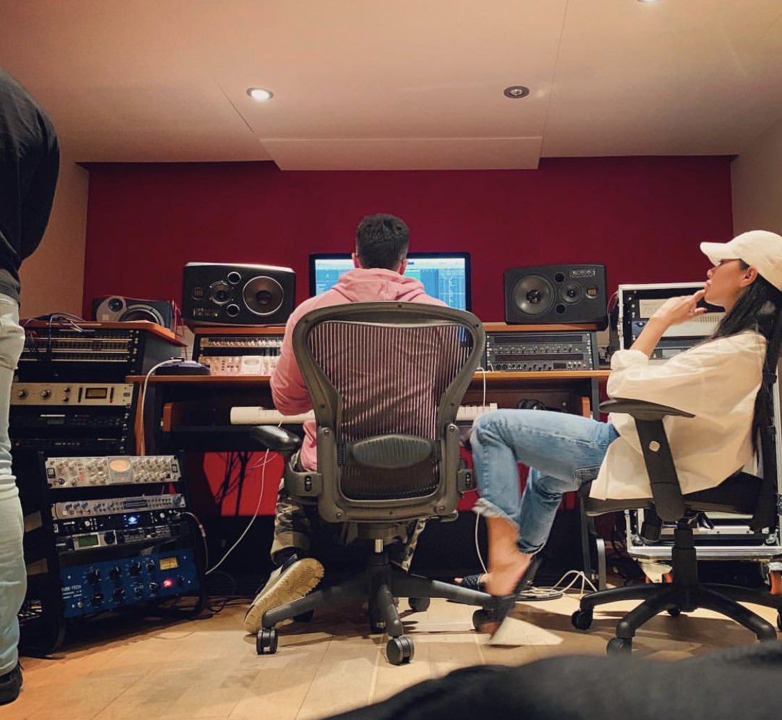 Studio day in London with the boys ???? https://t.co/uwNiVZTHFw