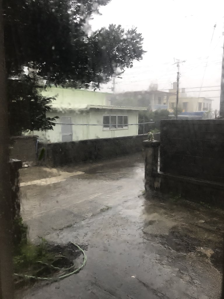 停電なうこれでまだピークじゃ無いんだ…沖縄の皆さんお気を付け下さい!そして県外の方早めの台風対策を!漫画読んどこ。w#ピ 停電なうこれでまだピークじゃ無いんだ…沖縄の皆さんお気を付け下さい!そして県外の方早めの台風対策を!漫画読んどこ。w#ピ