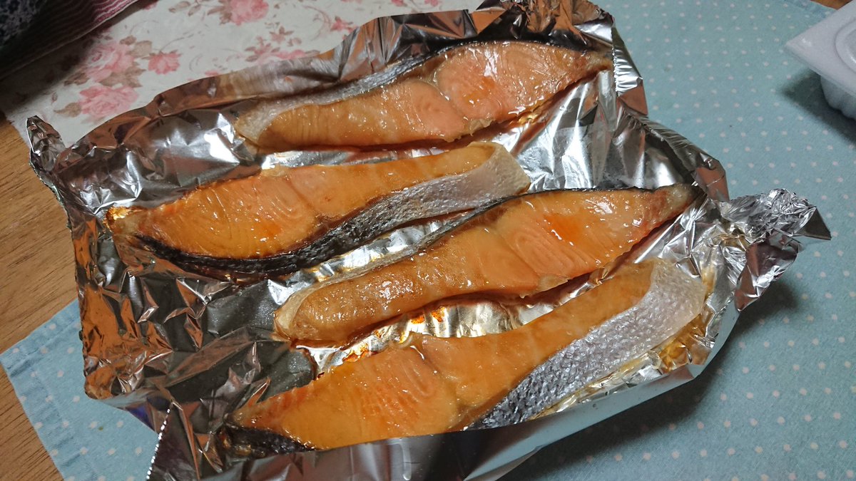 ワカコ酒読んで、鮭の塩焼きが食べたくなった。良かった。鮭がストックしてあって。もちろん冷やで。 ワカコ酒読んで、鮭の塩焼きが食べたくなった。良かった。鮭がストックしてあって。もちろん冷やで。