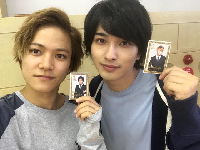 岩谷翔吾です!本日も「#チア男子‼︎」撮影頑張りました💦 現場行く前にLAWSONさんで玲於さんと壱馬当てちゃいました👍 岩谷翔吾です!本日も「#チア男子‼︎」撮影頑張りました💦 現場行く前にLAWSONさんで玲於さんと壱馬当てちゃいました👍