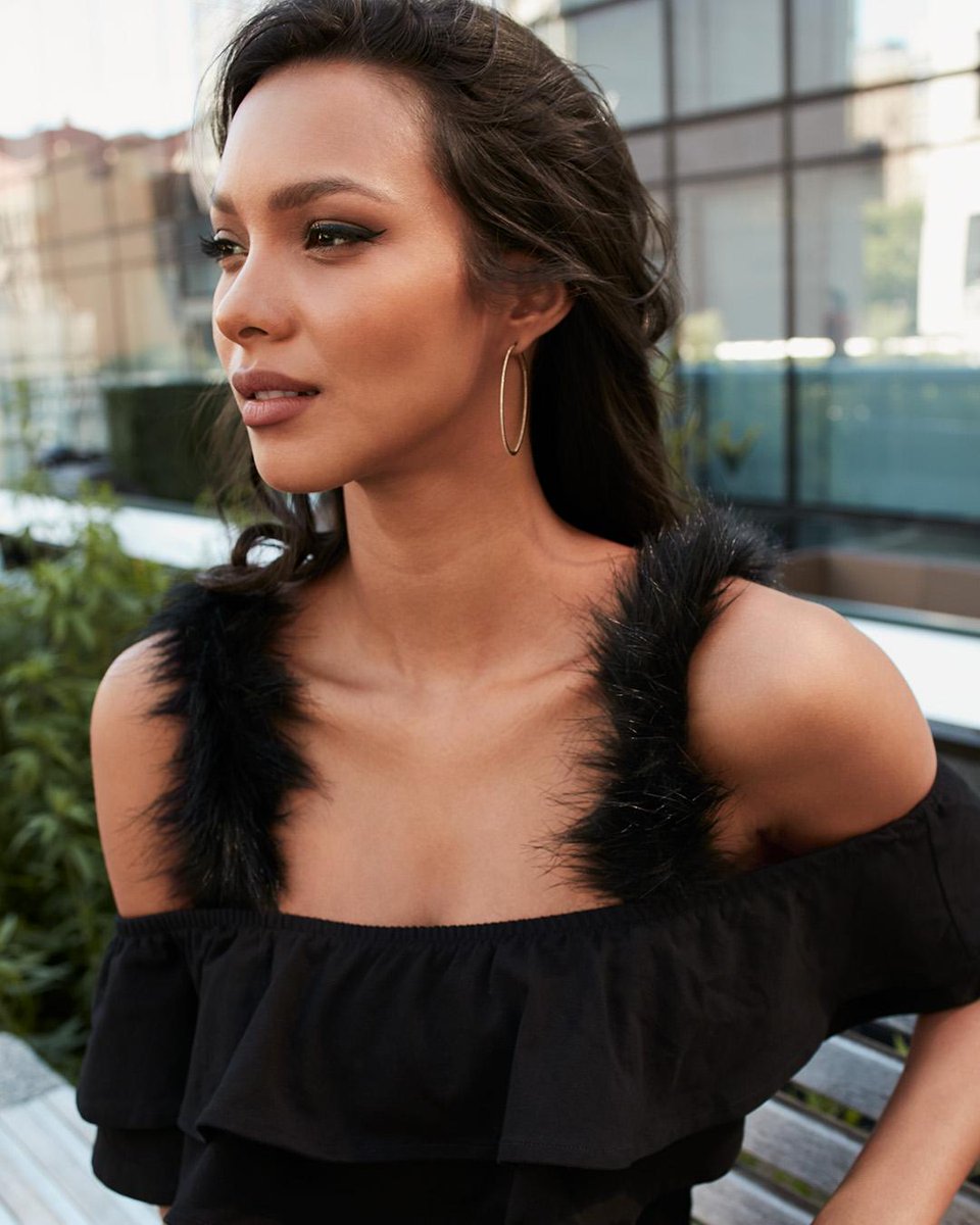 If ever there was a day to wear faux-fur straps… HBD, Lais! ???? https://t.co/gen4sYqMQm