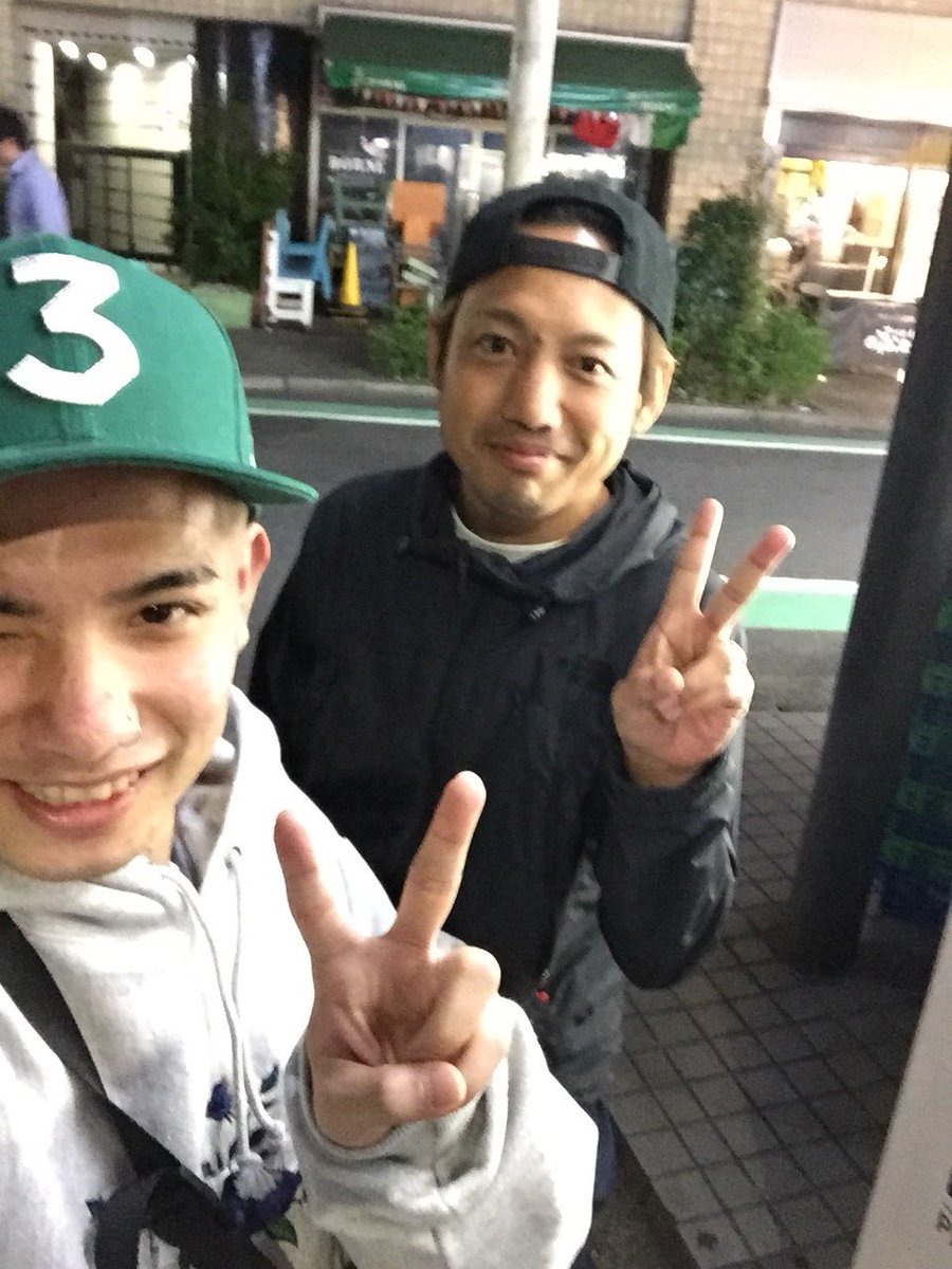 多分人生で初めてのLIVEって小2の頃に沖縄市民会館で観たORANGE RANGEなんだけど、まさかその大先輩と酒を飲め 多分人生で初めてのLIVEって小2の頃に沖縄市民会館で観たORANGE RANGEなんだけど、まさかその大先輩と酒を飲め