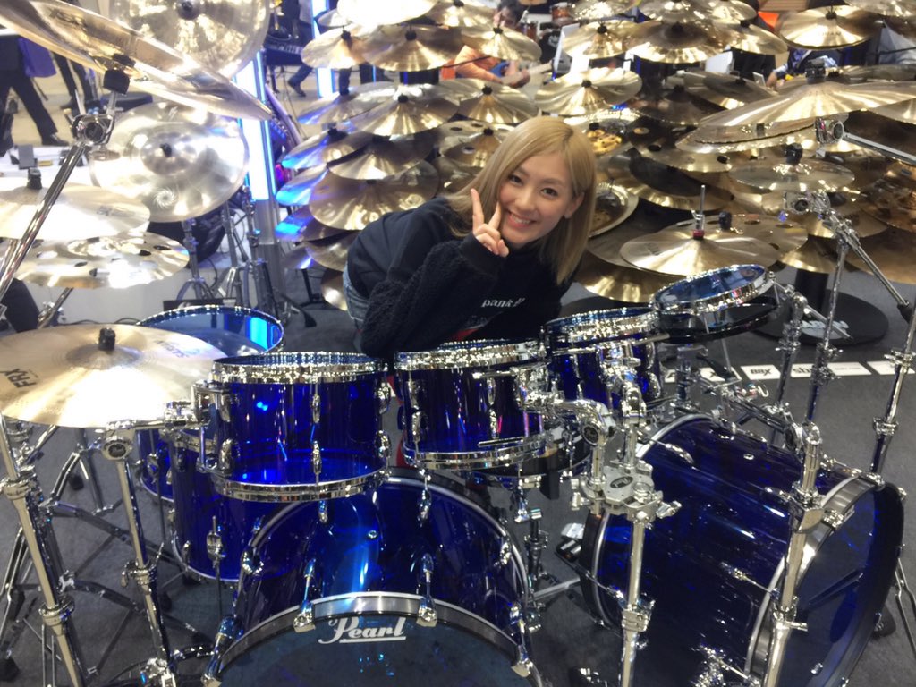 楽器フェアに行ってきました✨Pearlから電子ドラムが出るので試打してきたよ♪カラフルヘッドにサインもしてきました😁そし 楽器フェアに行ってきました✨Pearlから電子ドラムが出るので試打してきたよ♪カラフルヘッドにサインもしてきました😁そし