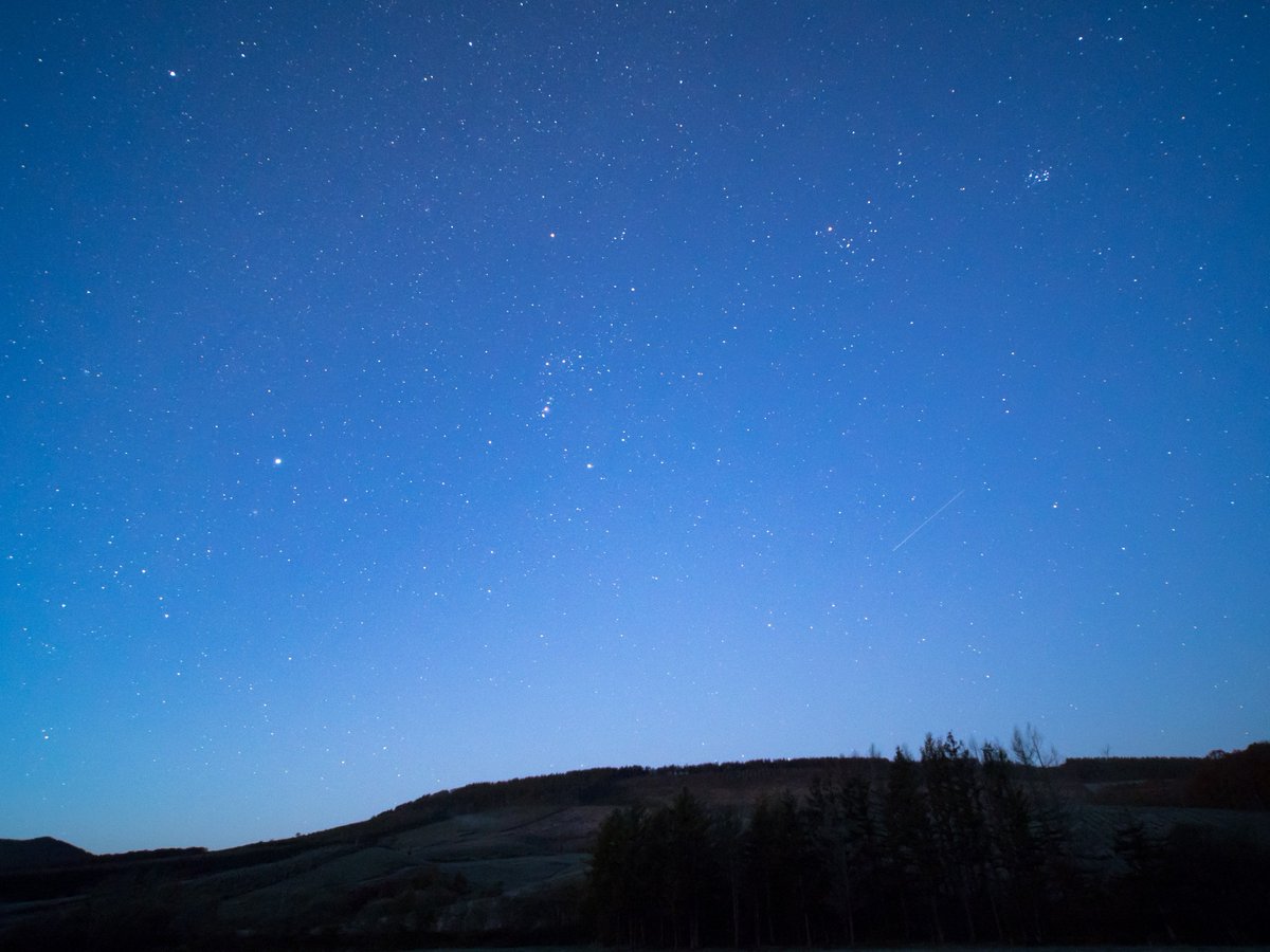 今朝の夜明け前 AM4:30 19.Oct.2018この時期の朝はもう冬の大三角+すばる、流れ星付き#orion #si 今朝の夜明け前 AM4:30 19.Oct.2018この時期の朝はもう冬の大三角+すばる、流れ星付き#orion #si