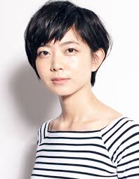 昭和元禄のドラマで、出囃子の三味線を弾く娘役で出ている石橋菜津美は、若い頃の樹木希林に少し似ている。ちょっと毒気のある役 昭和元禄のドラマで、出囃子の三味線を弾く娘役で出ている石橋菜津美は、若い頃の樹木希林に少し似ている。ちょっと毒気のある役