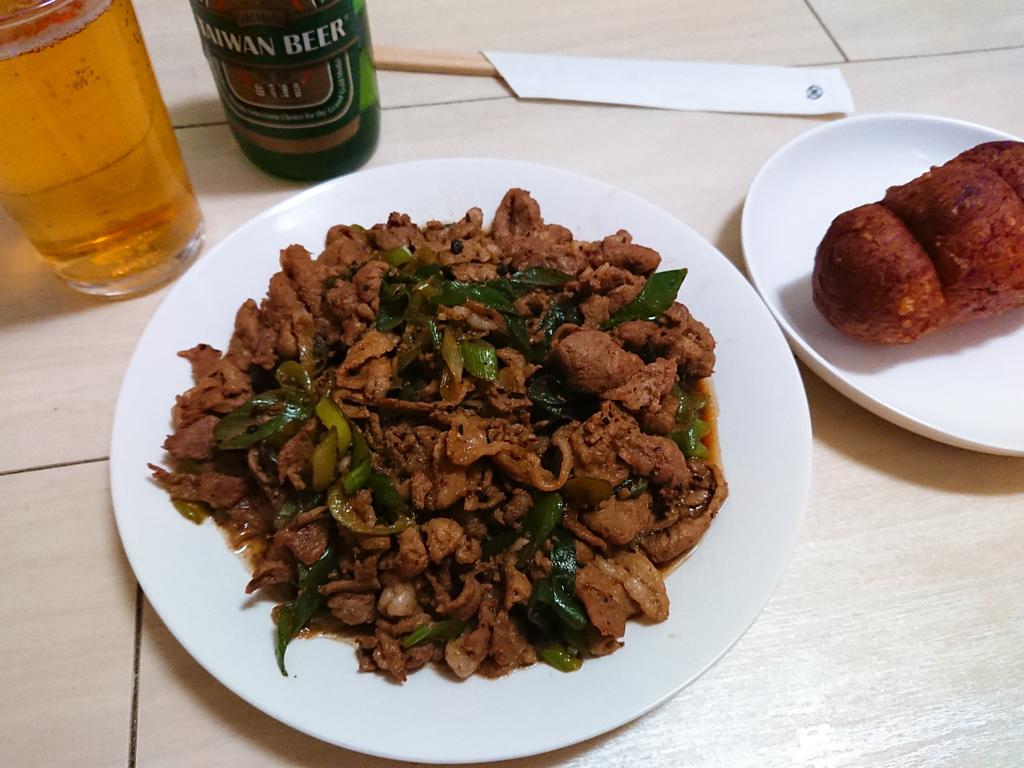 できました~(*^^*)/♪アリスと蔵六 第1話より ビール、羊の炒め物と揚げパン です(*・ω・)♪蔵六さんの説教のシ できました~(*^^*)/♪アリスと蔵六 第1話より ビール、羊の炒め物と揚げパン です(*・ω・)♪蔵六さんの説教のシ