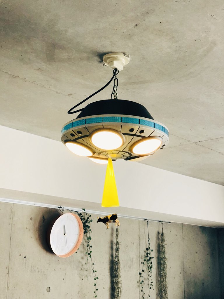 UFOライト〜⭐️宇宙兄弟の現場に飾ってあるこのライトは実際にムッタとヒビトのこども部屋に飾ってたライトを再現したもので UFOライト〜⭐️宇宙兄弟の現場に飾ってあるこのライトは実際にムッタとヒビトのこども部屋に飾ってたライトを再現したもので