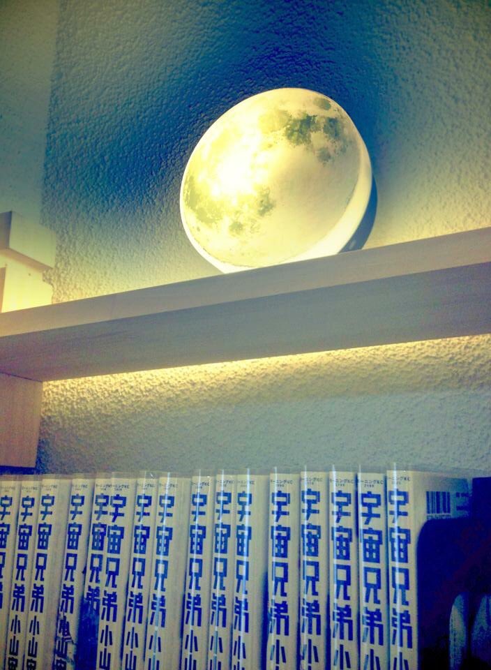 実家に丸いライトがあって、家族ぐるみで宇宙兄弟にドハマりした頃に透明シールに月を印刷して貼ったらいい感じになったヤツの写 実家に丸いライトがあって、家族ぐるみで宇宙兄弟にドハマりした頃に透明シールに月を印刷して貼ったらいい感じになったヤツの写
