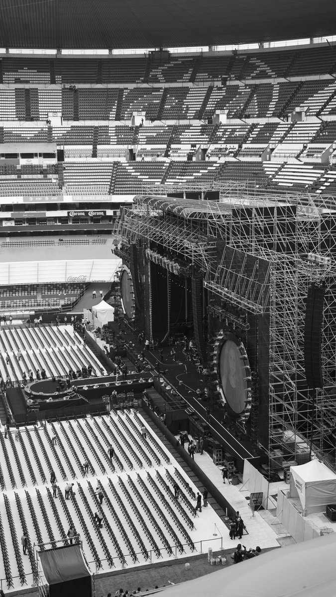 Preparados! Ready! ShakHQ @EstadioAzteca #ShakiraDF https://t.co/eoWDrN44z5