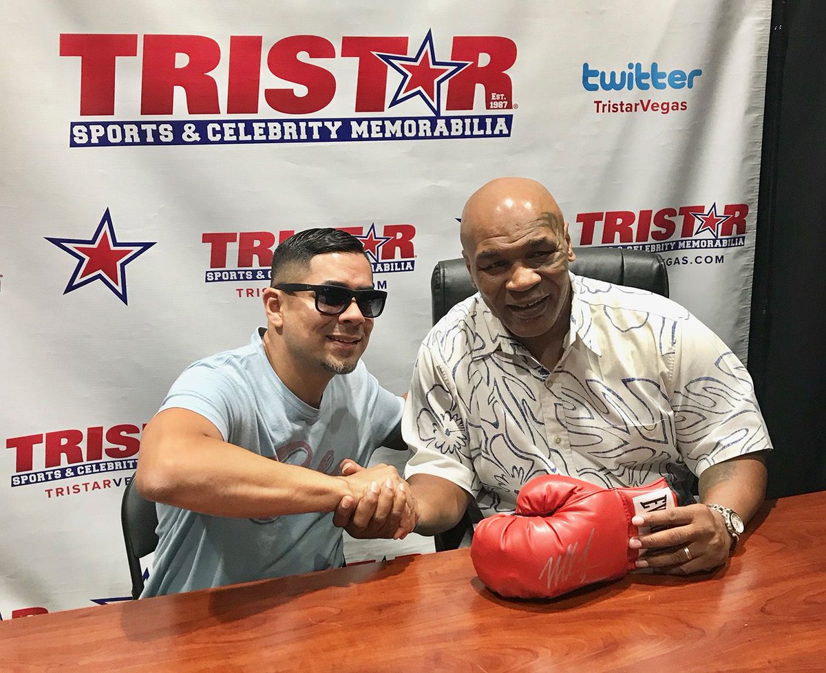 Meet me TODAY and get my autograph in #LasVegas @TristarVegas & @FODCaesars! Info: https://t.co/LCaAn0oifd https://t.co/ivZScPyQ7o