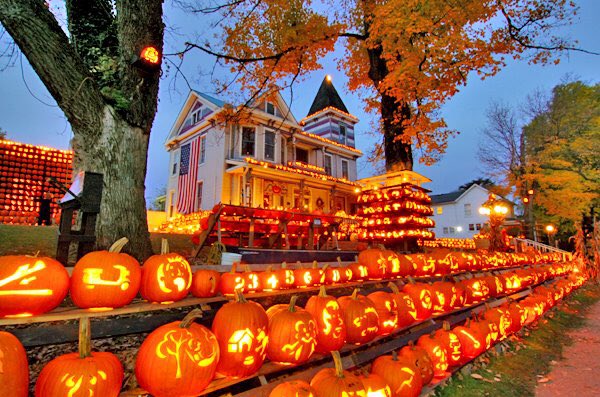 Now this is #Halloween goals! ???????????????? #KenovaPumpkinHouse https://t.co/Y0D7iExbJV