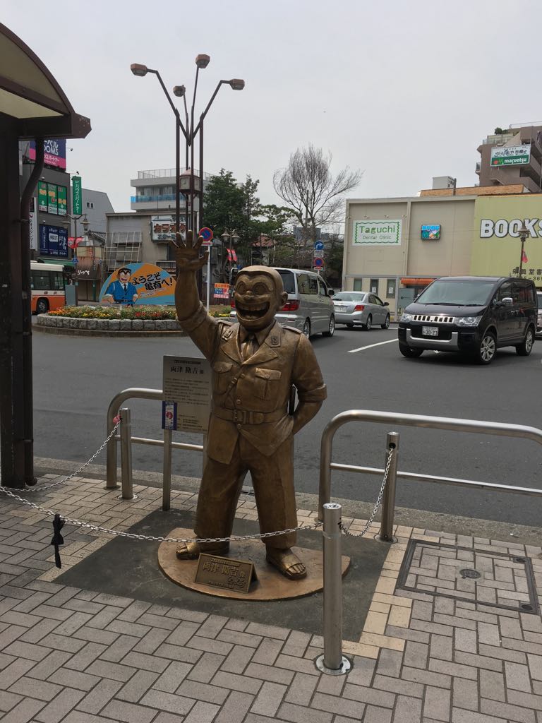 今では、両さんはいつも駅前にいる。 今では、両さんはいつも駅前にいる。
