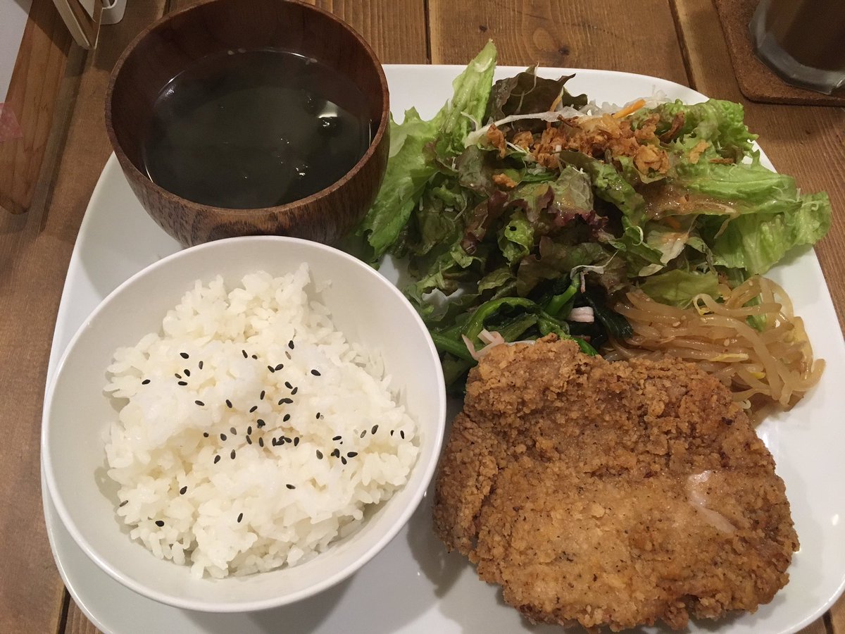 吉田寮食堂から20分ほど散歩してたまゆらんさんへ。お腹へりへりだったのでフライドチキンを頂きました。隣のお客さんが「めっ 吉田寮食堂から20分ほど散歩してたまゆらんさんへ。お腹へりへりだったのでフライドチキンを頂きました。隣のお客さんが「めっ