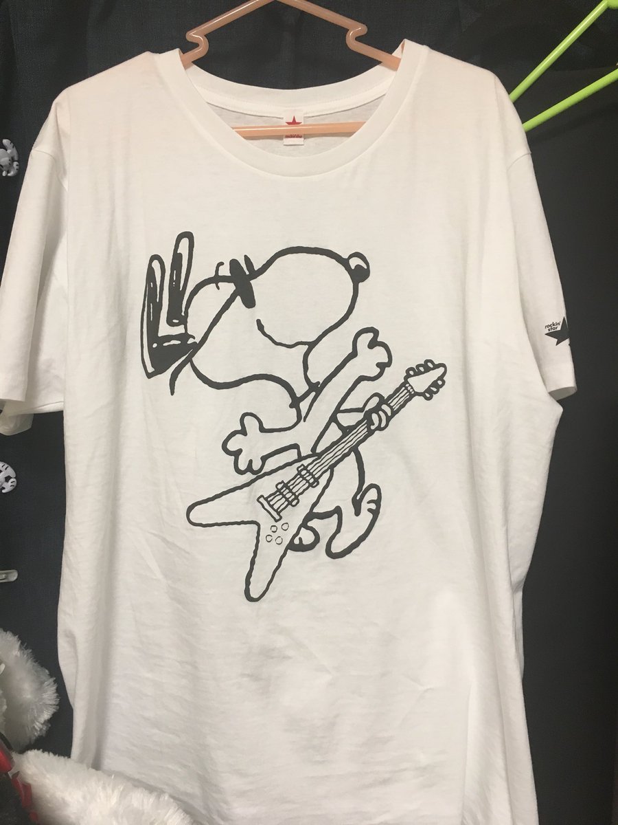 公式でスヌーピーのTシャツを買ったんやけどこのスヌーピー手が3本ない?? 公式でスヌーピーのTシャツを買ったんやけどこのスヌーピー手が3本ない??