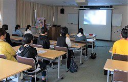 昨日13日は秋田出張体験でした!「はしよか」を使ってのアフレコ実習もあり!逆に元気な皆さんからパワーをもらったかも??? 昨日13日は秋田出張体験でした!「はしよか」を使ってのアフレコ実習もあり!逆に元気な皆さんからパワーをもらったかも???
