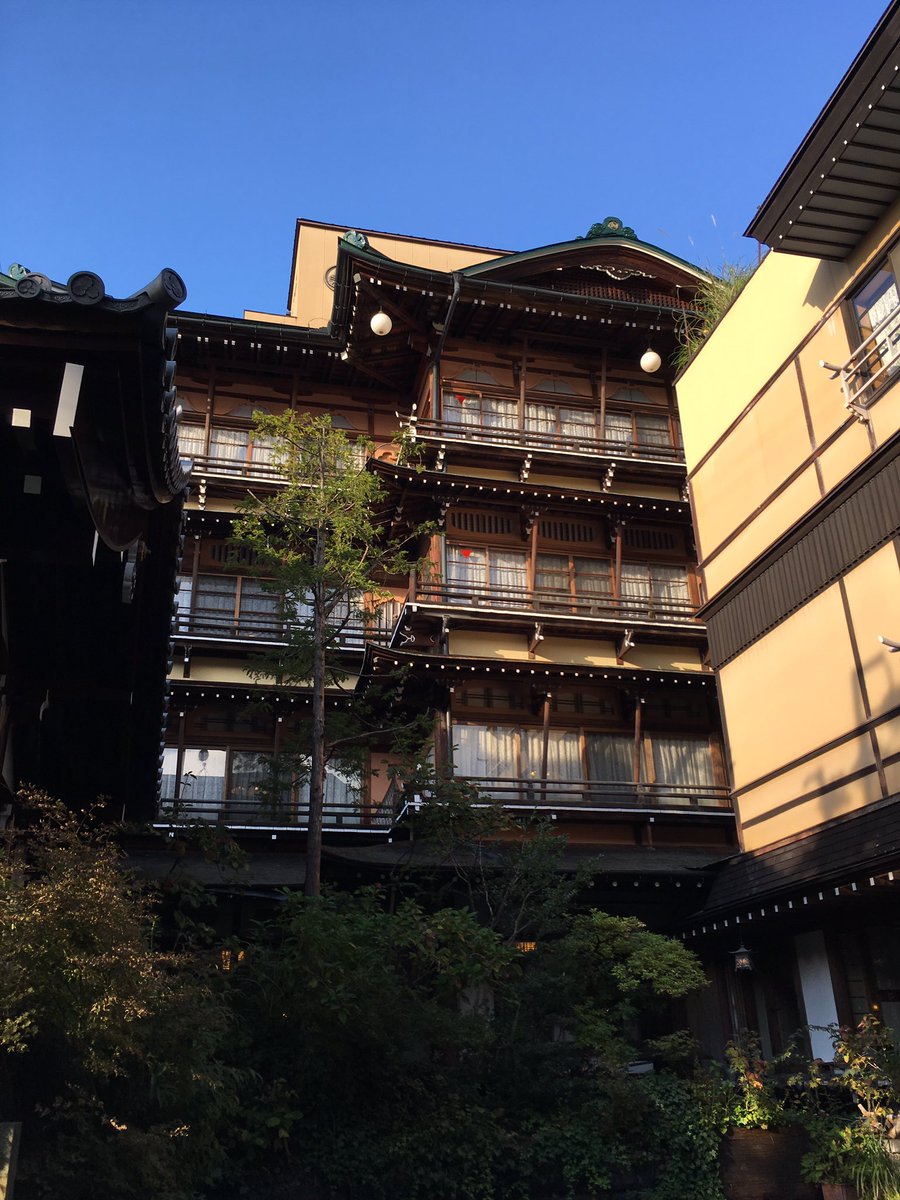 千と千尋の神隠しに出てくる油屋のモデルと言われる金具屋さん。 千と千尋の神隠しに出てくる油屋のモデルと言われる金具屋さん。