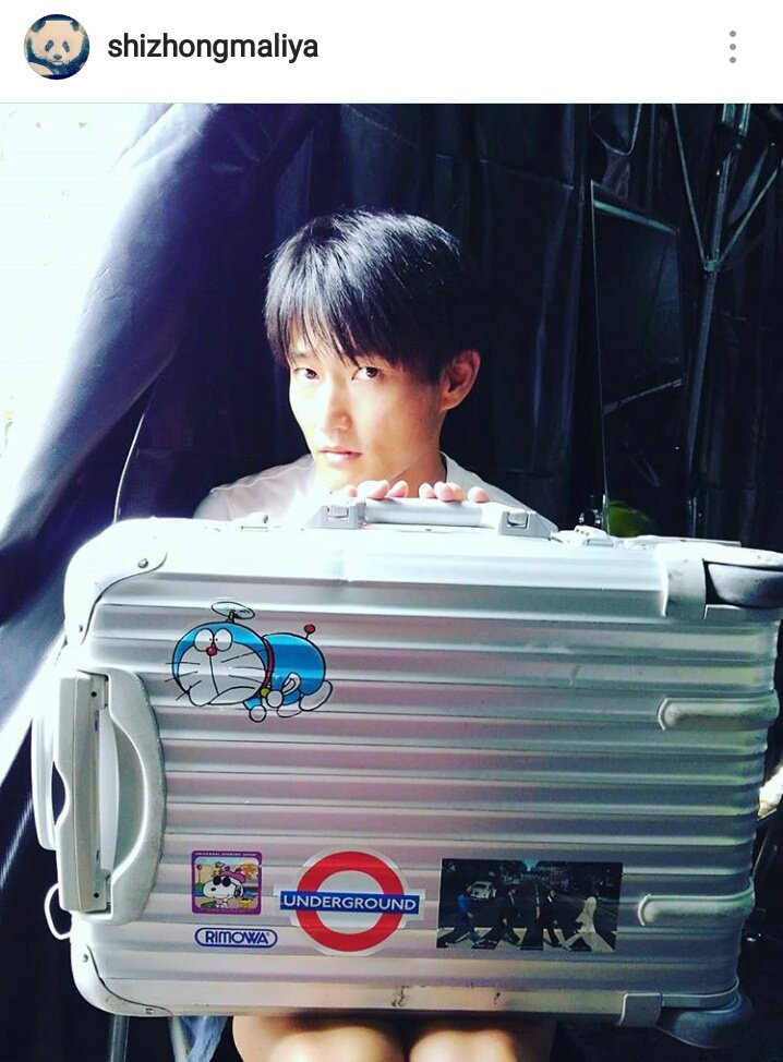 スヌーピーにビートルズのステッカー。。。なんていうか強い。強すぎる スヌーピーにビートルズのステッカー。。。なんていうか強い。強すぎる