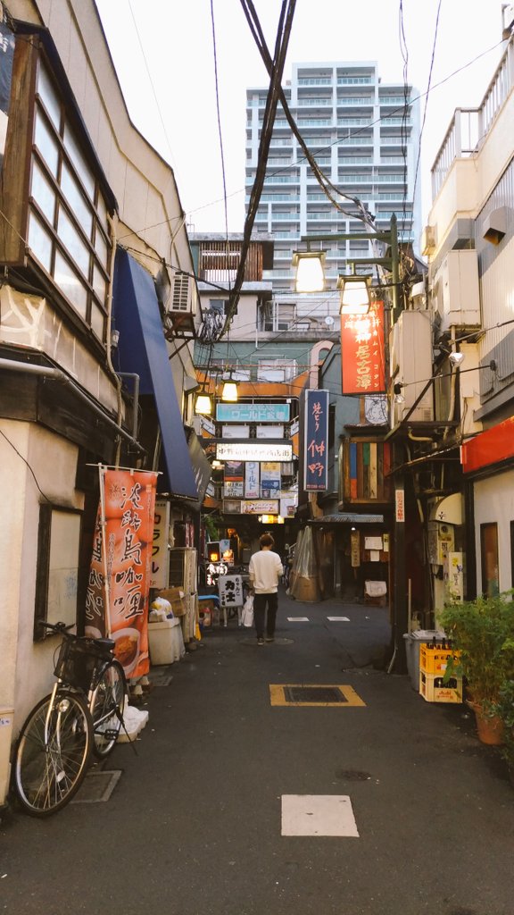 夕暮れの中野に行ったら千と千尋の神隠しの街みたいで早く逃げなくちゃって悪いことしてる気持ちになって最高でした。 夕暮れの中野に行ったら千と千尋の神隠しの街みたいで早く逃げなくちゃって悪いことしてる気持ちになって最高でした。