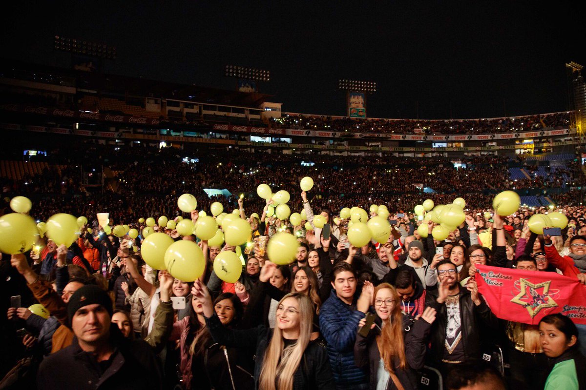 Gracias por esta sorpresa tan linda globos y lucecitas amarillas!!! Los quiero! https://t.co/uL74nBmM8b
