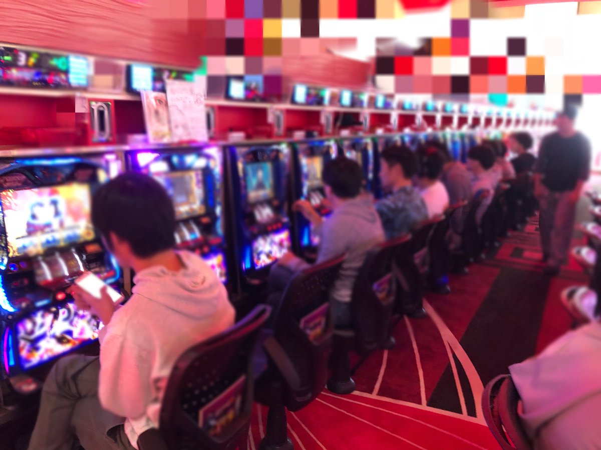 新台の、ツインドラゴンハナハナを打とうかな?と、思ってたのですが、お客様の流れにつられて、バジリスク絆に✨(笑)ꉂꉂ(ˊ 新台の、ツインドラゴンハナハナを打とうかな?と、思ってたのですが、お客様の流れにつられて、バジリスク絆に✨(笑)ꉂꉂ(ˊ