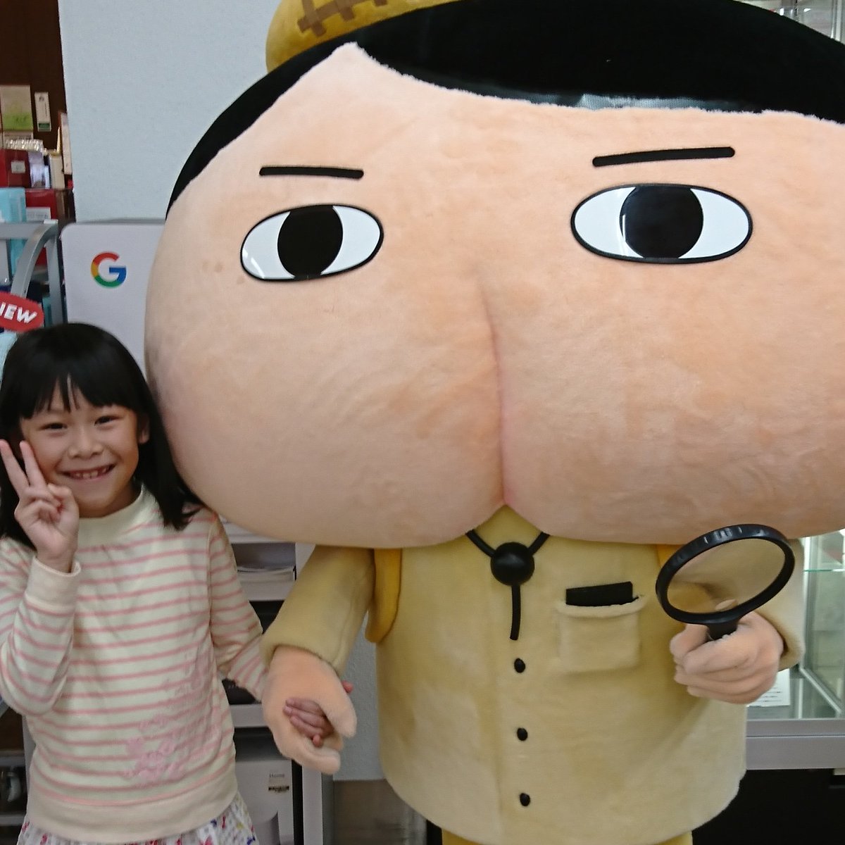 おしりたんてい。児童書では、有名なキャラクターです。偶然行った書店のイベントでの一枚。顔がでかくて見切れてます。 おしりたんてい。児童書では、有名なキャラクターです。偶然行った書店のイベントでの一枚。顔がでかくて見切れてます。