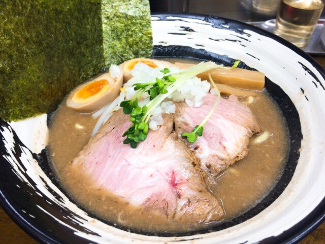 ここ最近食べたラーメンの中で一番美味かったわ。どろり濃厚。あとおそらく店長さんが、スキンヘッドでちょっと怖い感じなんだけ ここ最近食べたラーメンの中で一番美味かったわ。どろり濃厚。あとおそらく店長さんが、スキンヘッドでちょっと怖い感じなんだけ