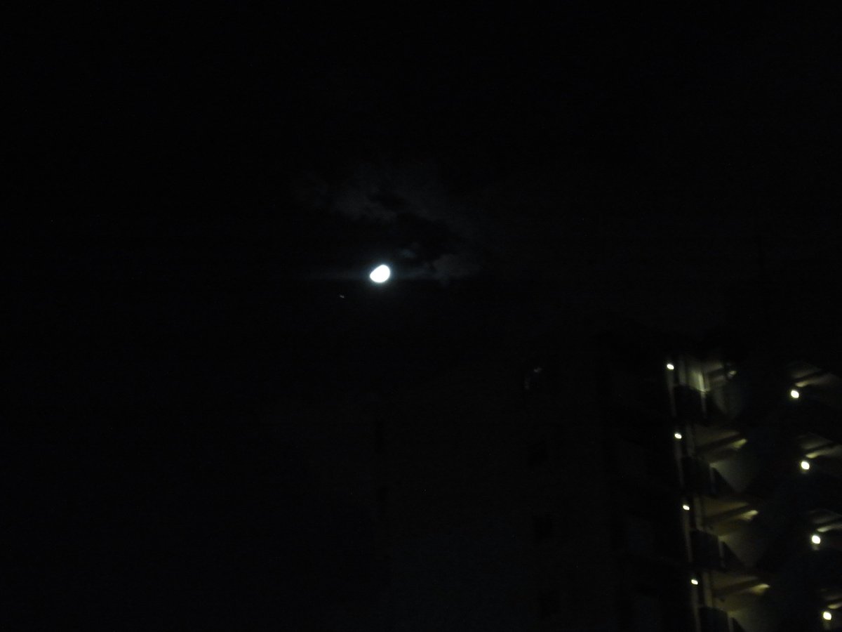 谷九で集まりがあって、時間を見ると4時間飲んでました。月がきれいなので撮ったのですが、永田さんが既にツイート。地面を見な 谷九で集まりがあって、時間を見ると4時間飲んでました。月がきれいなので撮ったのですが、永田さんが既にツイート。地面を見な