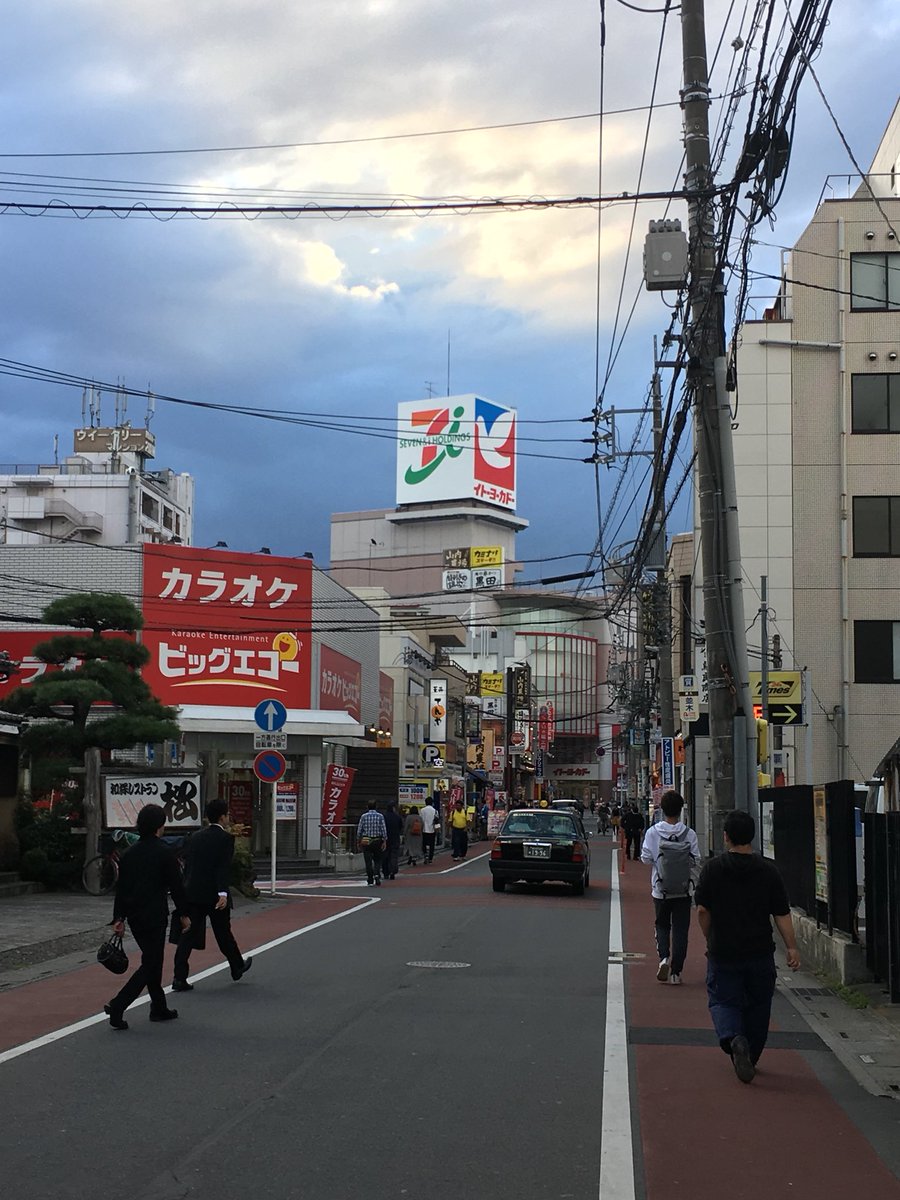 イトーヨーカドー春日部店はクレヨンしんちゃんに登場するサトーココノカドーのモデルです。店内は西武ライオンズの応援歌とあの イトーヨーカドー春日部店はクレヨンしんちゃんに登場するサトーココノカドーのモデルです。店内は西武ライオンズの応援歌とあの