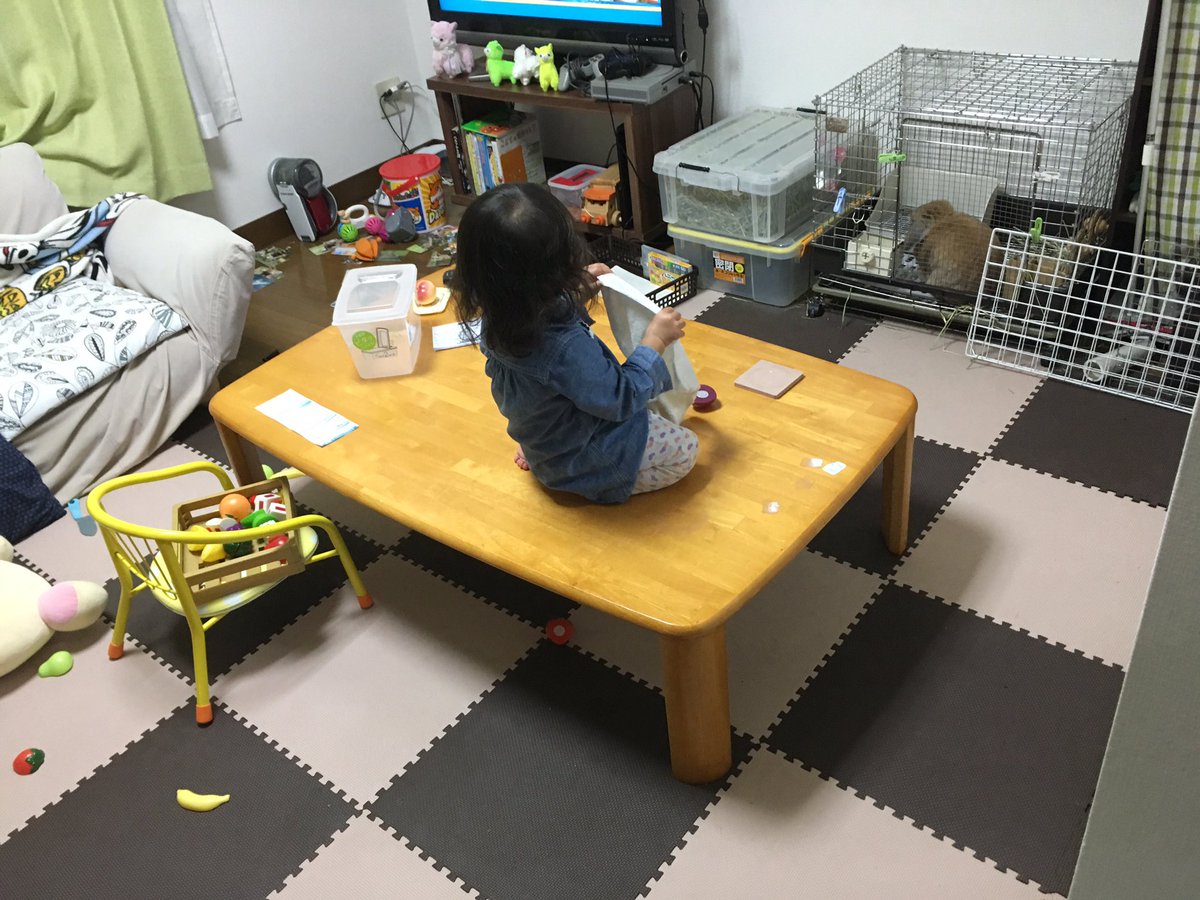 クレヨンしんちゃんでしんのすけが机の上に登って雑巾掛けみたいに台を拭いて怒られてたけど、今娘がそれをやっとる クレヨンしんちゃんでしんのすけが机の上に登って雑巾掛けみたいに台を拭いて怒られてたけど、今娘がそれをやっとる
