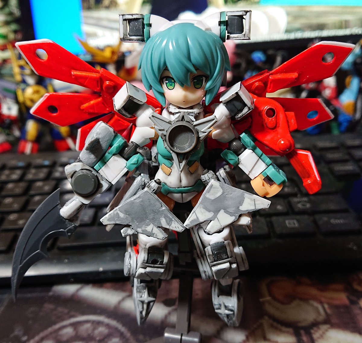 だいぶゴテゴテしてきたなぁ頭と肩にもうちょい付けるつもりだけど動けるのかこれ#デスクトップアーミー #FAガール だいぶゴテゴテしてきたなぁ頭と肩にもうちょい付けるつもりだけど動けるのかこれ#デスクトップアーミー #FAガール