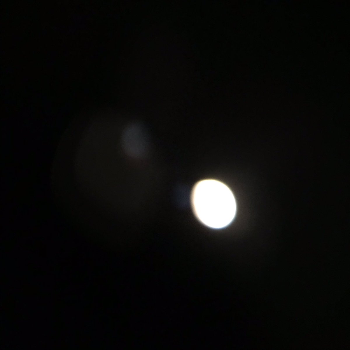 香川さんおはようございます😃快晴の月曜日。昨夜は月がきれいでしたね。少し夜空を眺めただけですがオリオン座流星群は残念です 香川さんおはようございます😃快晴の月曜日。昨夜は月がきれいでしたね。少し夜空を眺めただけですがオリオン座流星群は残念です
