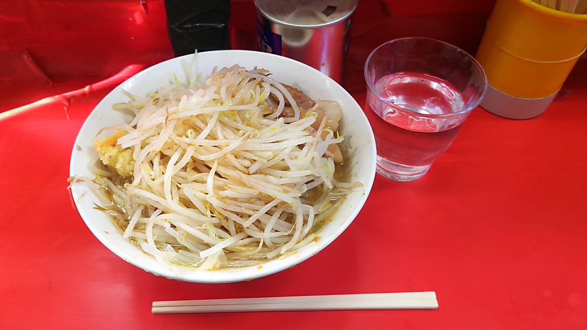 小泉さん聖地巡礼27件目:ラーメン二郎三田本店(アニメ第1話で登場)ブタラーメンニンニクカラメを頂く。もやしに隠れた分厚 小泉さん聖地巡礼27件目:ラーメン二郎三田本店(アニメ第1話で登場)ブタラーメンニンニクカラメを頂く。もやしに隠れた分厚