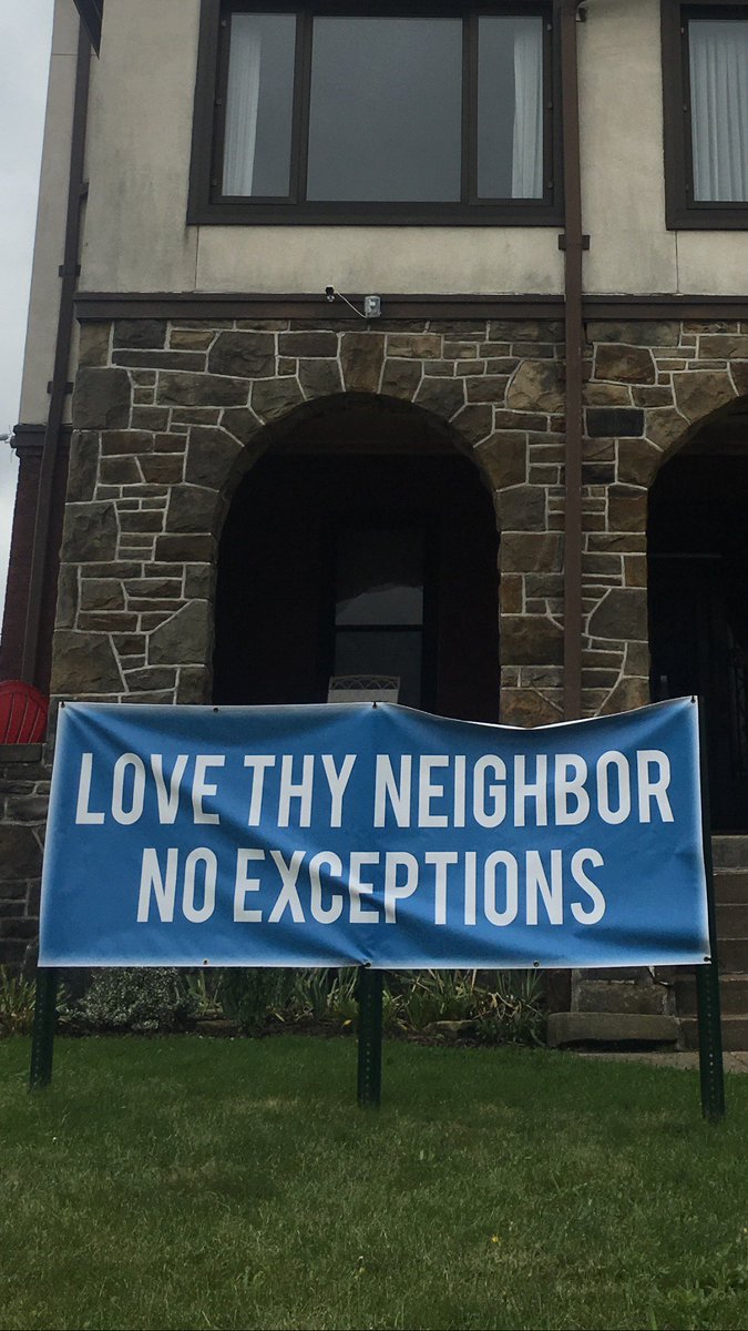 Again, to me this photo is the spirit of Pittsburgh- with a broken heart today for those in Squirrel Hill ... Hanx https://t.co/jeOiLGEVBc