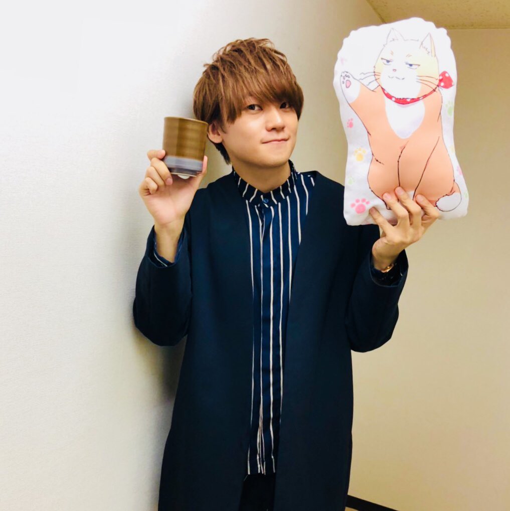 きなこ役の天﨑さんと一緒に一枚!「きなこクッション」と「湯呑み」オススメです!「箸置き」とセットで買うと、あの「山下さん きなこ役の天﨑さんと一緒に一枚!「きなこクッション」と「湯呑み」オススメです!「箸置き」とセットで買うと、あの「山下さん