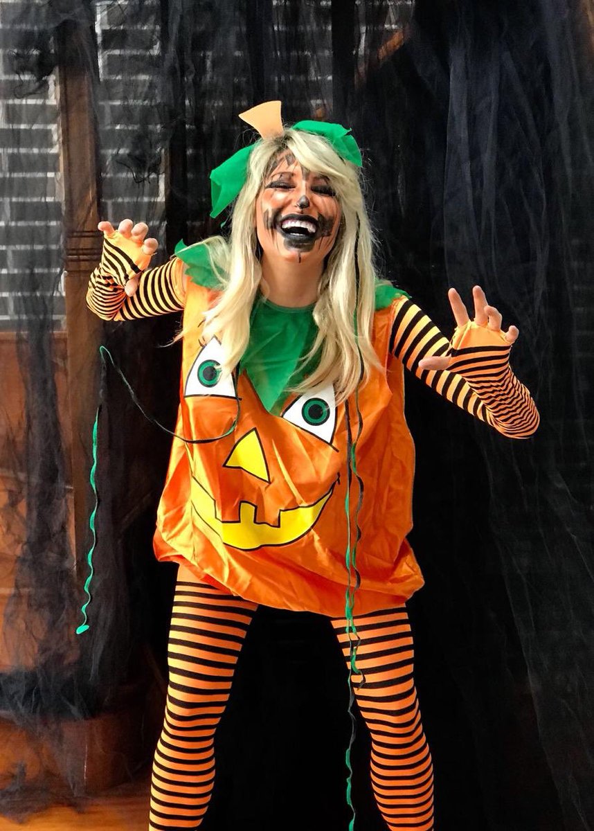 Feliz Halloween p todos!!!!! ( único traje que me entró el d la calabaza ) jajajaja ???? #trick or treat ????? https://t.co/IdH3VWgQw8