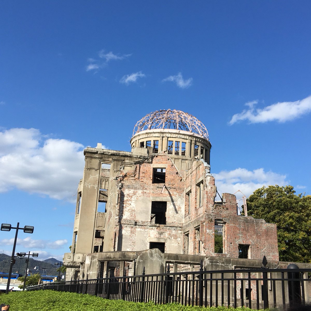 ベタに観光もしてきました。路面電車にテンション上がり、原爆ドームと平和資料館で「この世界の片隅に」を実感し、秋の安芸の宮 ベタに観光もしてきました。路面電車にテンション上がり、原爆ドームと平和資料館で「この世界の片隅に」を実感し、秋の安芸の宮