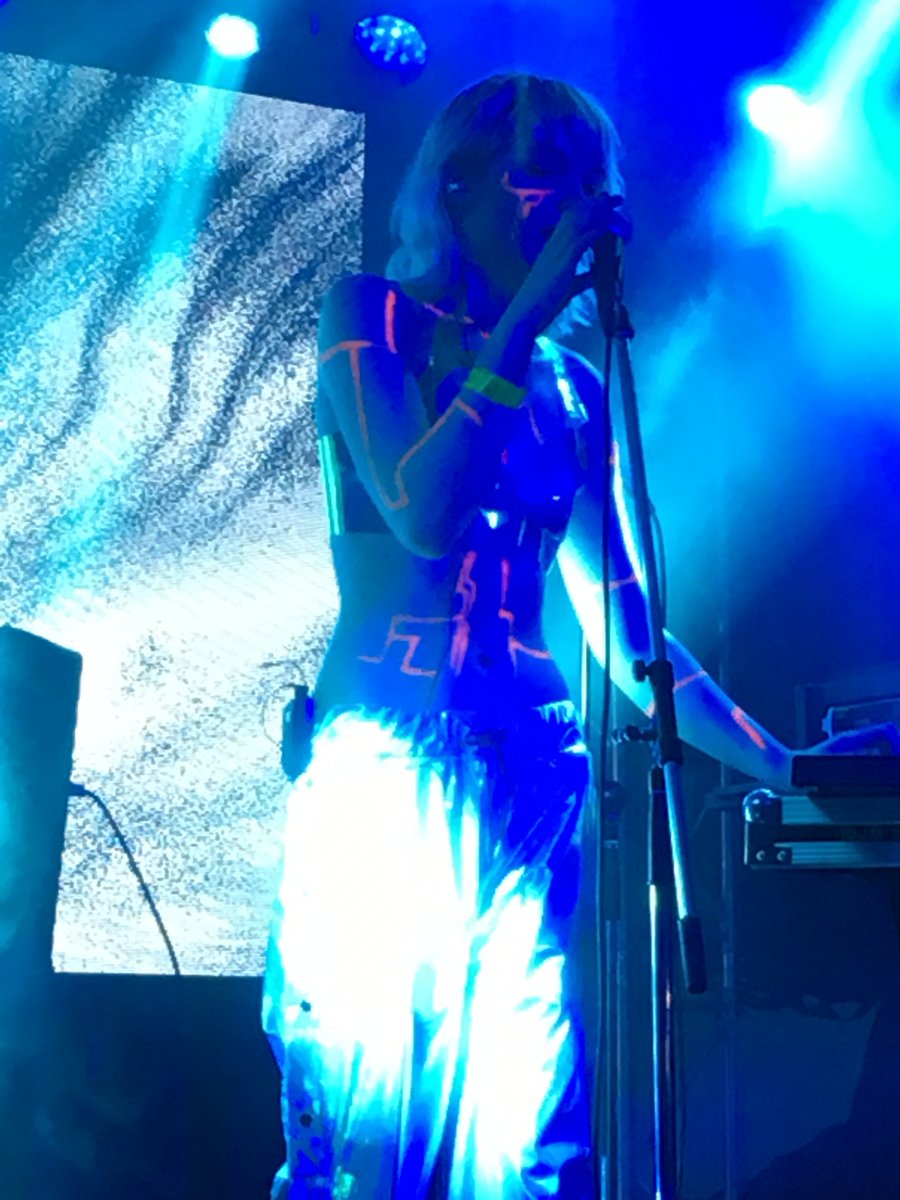 Lydmor@香港。暗転時に浮かび上がるボディペイントと、サイバーで音圧高いエレクトロの嵐に一人威風堂々と佇む様は、攻殻 Lydmor@香港。暗転時に浮かび上がるボディペイントと、サイバーで音圧高いエレクトロの嵐に一人威風堂々と佇む様は、攻殻