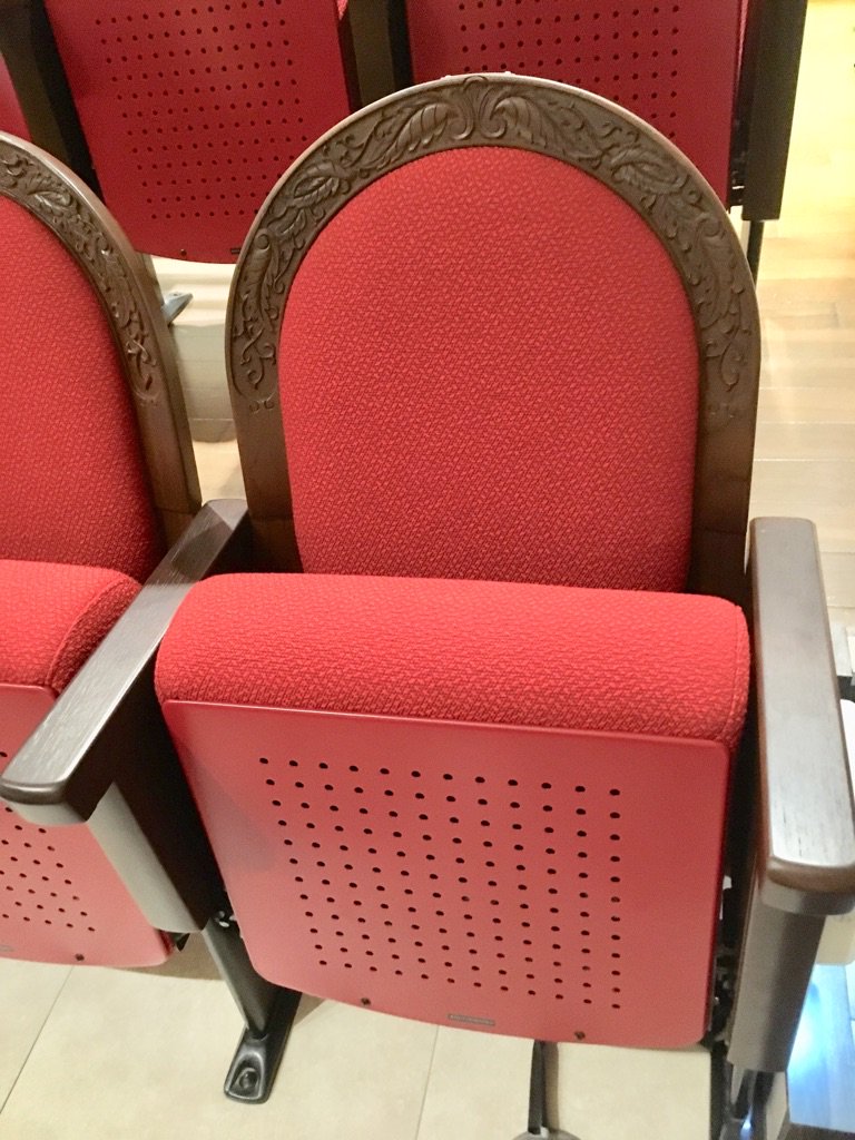しかも何がすごいかというと、皆様よく見ていただきたいのですが、全 て の イ ス に 彫 刻 が ほ ど こ さ れ て しかも何がすごいかというと、皆様よく見ていただきたいのですが、全 て の イ ス に 彫 刻 が ほ ど こ さ れ て