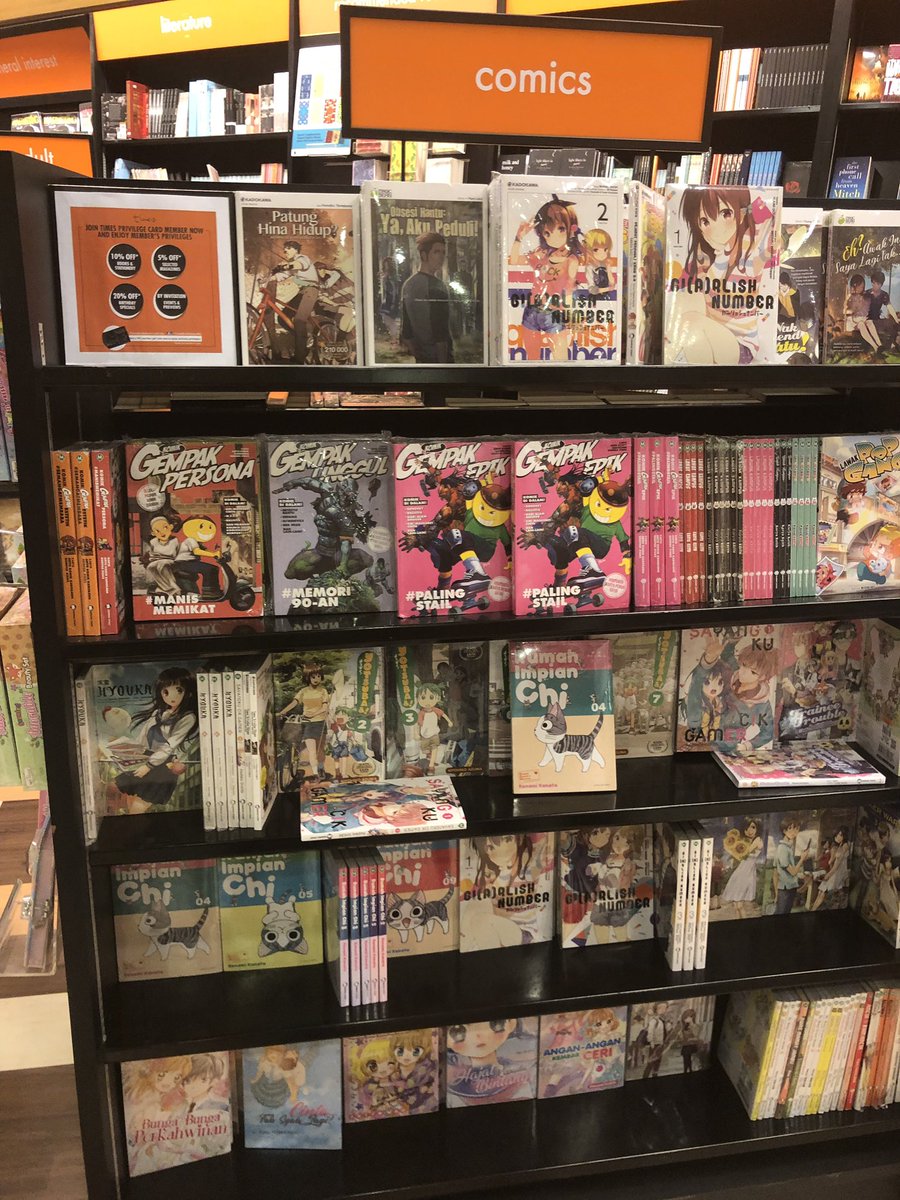 マレーシア の本屋さんちょこっと覗いてみた。デパートの中だからかコミックスは見た感じ、この棚だけ。ガーリッシュナンバー、 マレーシア の本屋さんちょこっと覗いてみた。デパートの中だからかコミックスは見た感じ、この棚だけ。ガーリッシュナンバー、