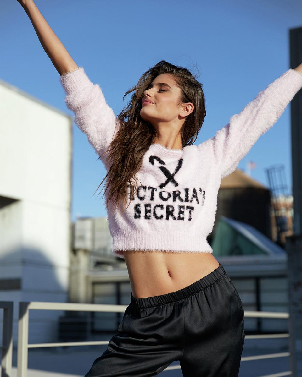 Can’t wait for the #VSFashionShow? Get the gear now: https://t.co/tYrnIJV5c4 https://t.co/BbIetMbvxN