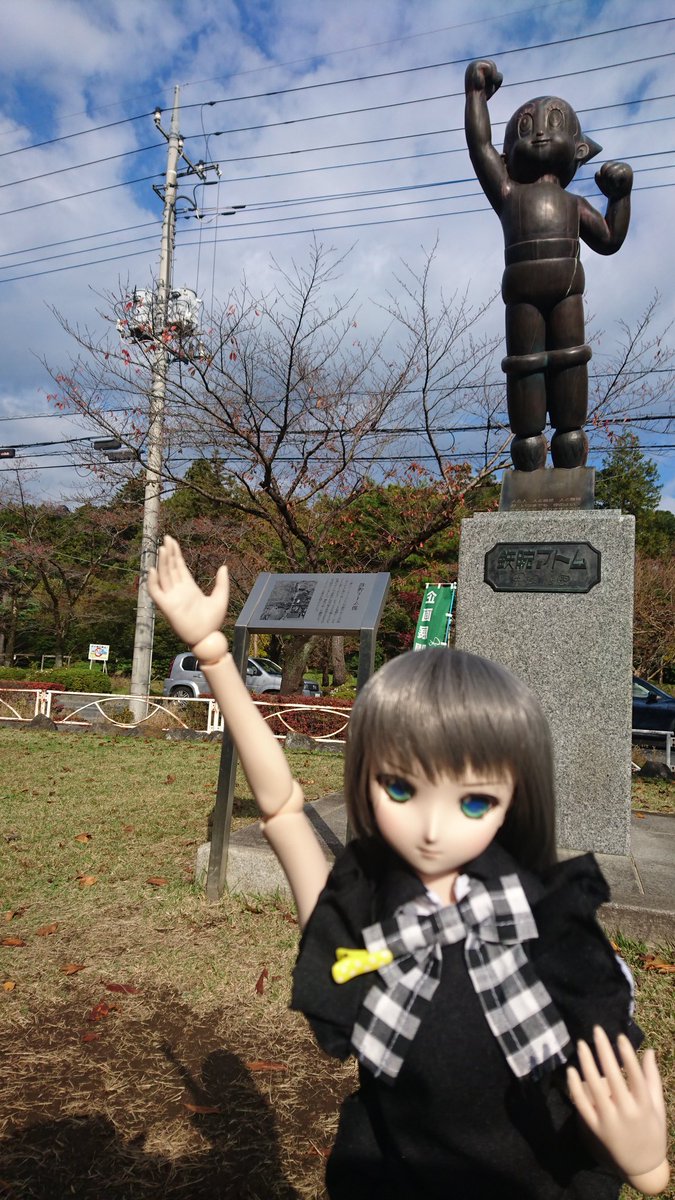 ニャル子「世界でここだけの、鉄腕アトムの銅像があるなんて、さすが10万馬力?だよね(笑)」美羽「ヤマノススメのコンビニの ニャル子「世界でここだけの、鉄腕アトムの銅像があるなんて、さすが10万馬力?だよね(笑)」美羽「ヤマノススメのコンビニの