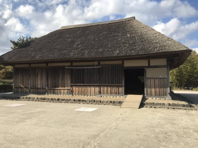 俺はネット小説を嗜んでいたので、道に迷ってたどり着いたこの光景がまるでマヨイガのようだと感じ、特に驚きはしなかったが、周 俺はネット小説を嗜んでいたので、道に迷ってたどり着いたこの光景がまるでマヨイガのようだと感じ、特に驚きはしなかったが、周