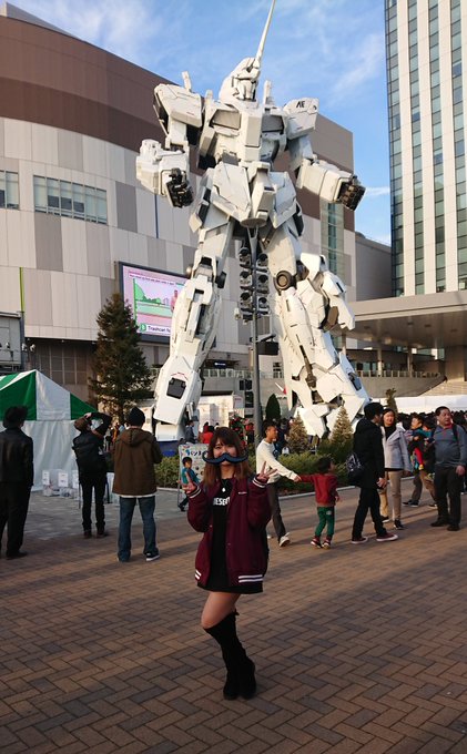 ガンダムさんと写真とったわ。三年前の夏もここで撮ったな〜w ガンダムさんと写真とったわ。三年前の夏もここで撮ったな〜w