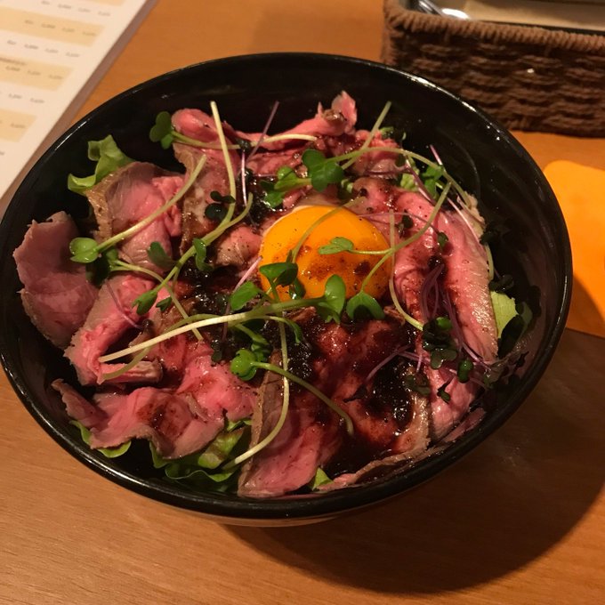 自家製ローストビーフを丼にしてもらいました。しばらくローストビーフ丼が熱いです!#koufukug (@ BEER CA 自家製ローストビーフを丼にしてもらいました。しばらくローストビーフ丼が熱いです!#koufukug (@ BEER CA