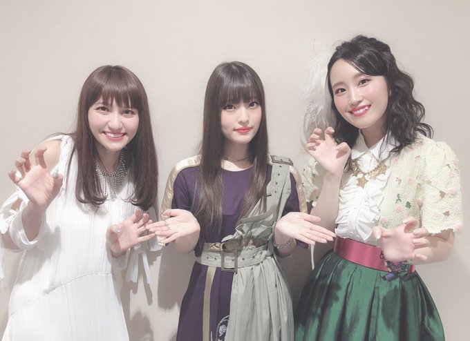 中島愛さん()と鈴木みのりさん( )と写真を撮って頂きました📸グランクレスト戦記、人狼の双子エマ&ルナ役のお二人に挟まれ 中島愛さん()と鈴木みのりさん( )と写真を撮って頂きました📸グランクレスト戦記、人狼の双子エマ&ルナ役のお二人に挟まれ