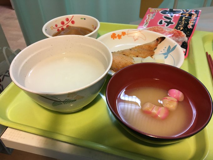普通食2食目〜!御多分に漏れずの薄味な夕食だけど、案外美味しかったよ〜!奥さん差し入れの酒のふりかけはお粥に有り難く使わ 普通食2食目〜!御多分に漏れずの薄味な夕食だけど、案外美味しかったよ〜!奥さん差し入れの酒のふりかけはお粥に有り難く使わ